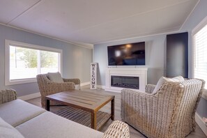 Living Room | Central Heating & A/C | Free WiFi | Smart TV | Fireplace