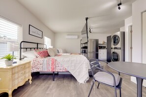 Studio | King Bed | Twin Sleeper Chair | Linens Provided | Smart TV