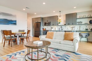 Living Room | Single-Story Condo | Open Floor Plan | Central A/C & Heating