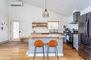 Have a quick, enjoyable breakfast at the kitchen island