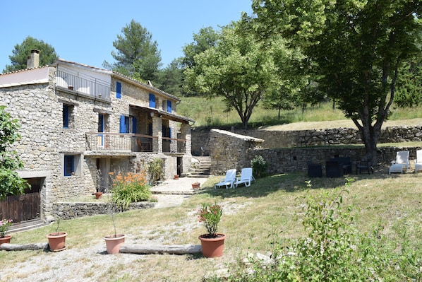 la maison avec son jardin.
salon de jardin et transats (8)