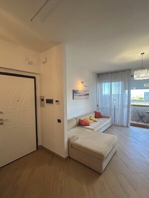 INGRESSO E SALA CON DIVANO