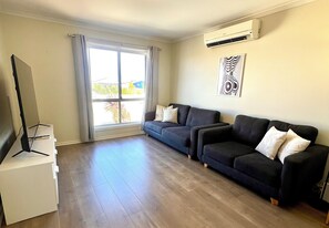 Three Versatile Living Areas
Multiple spacious living zones cater to various guest preferences: games, movies, or quiet reading nooks.