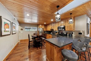 Seating for 6 in the kitchen with lots of counter space