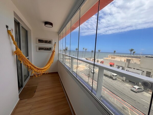 Studio com Varanda com rede, em frente ao mar