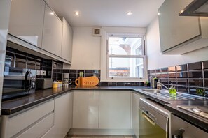 Station Approach, Tadworth - Host & Stay