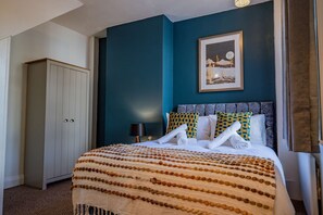 Station Approach, Tadworth - Host & Stay