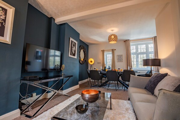 Station Approach, Tadworth - Host & Stay