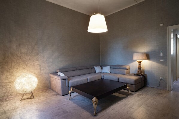 ampio e luminoso salone con smart TV 4K e comodo divano-letto matrimoniale.