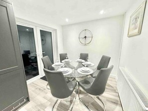 Dining area - seats 6