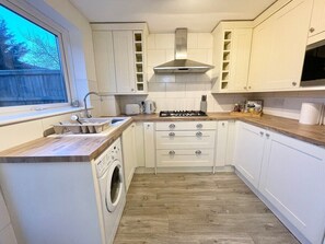 Kitchen and utilities 

Bellaire Stays
E: chantelle@bellairestays.co.uk

M: +44 (0) 1233427815