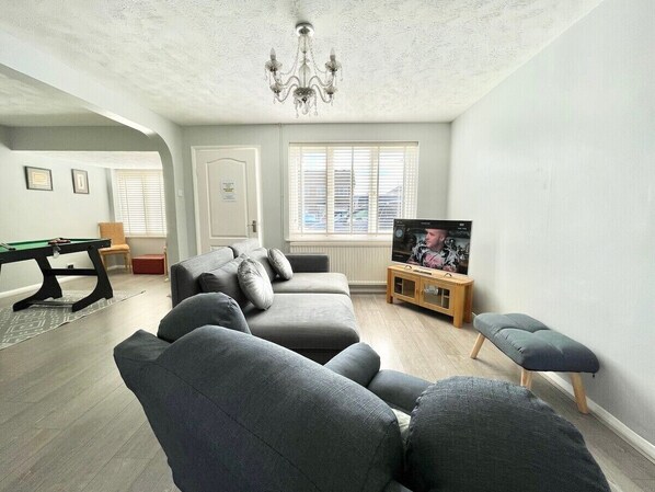 43’ Smart TV, seating living area 
Bellaire Stays
E: chantelle@bellairestays.co.uk
D: +44 (0) 1233427815


