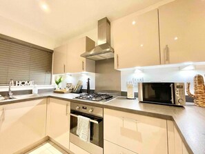 Equipped kitchen

Bellaire Stays
E: chantelle@bellairestays.co.uk
M: +44 (0) 1233427815