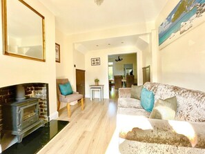 Cosy living and dining area. 

Bellaire Stays
E: bookings@bellairestays.co.uk
D: +44 (0) 1233427815