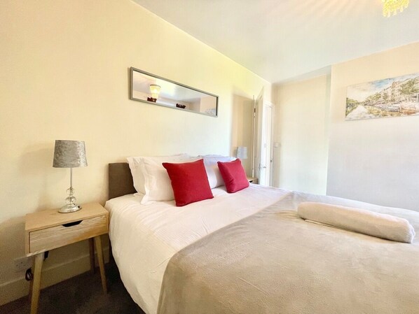 Master room with ensuite bath

Bellaire Stays
E: bookings@bellairestays.co.uk
D: +44 (0) 1233427815