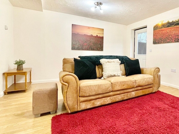 Living/dining area
For more information, or to discuss rates contact:
Bellaire Stays
E: chantelle@bellairestays.co.uk
M: +44 (0) 7484312887