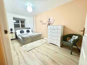 Large double room with extra comfy beddings. 

For more information, or to discuss rates contact:
Bellaire Stays
E: chantelle@bellairestays.co.uk
M: +44 (0) 7484312887