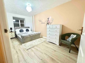 Large double room with extra comfy beddings.
For more information, or to discuss rates contact:
Bellaire Stays
E: chantelle@bellairestays.co.uk
M: +44 (0) 7484312887