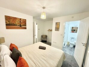 Master Ensuite Bedroom

For more information, or to discuss rates contact:
Bellaire Stays
E: chantelle@bellairestays.co.uk
M: +44 (0) 7484312887
D: +44 (0) 1233427815