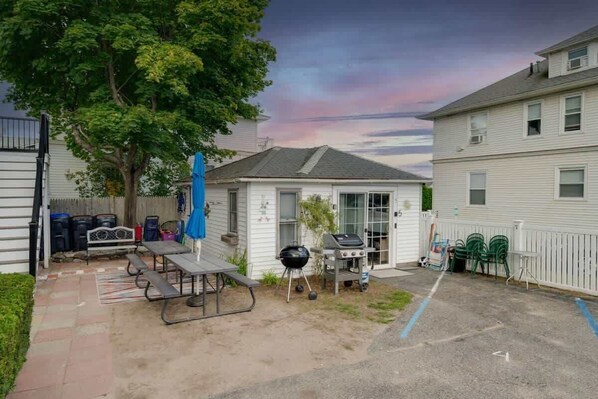 Enjoy the beach breeze in this cozy studio with access to picnic tables, a grill, and comfortable outdoor seating for the perfect seaside escape.