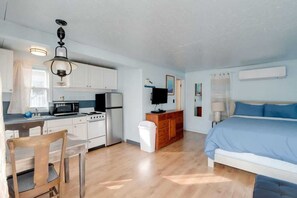 An open and bright coastal studio, designed for a relaxing and cozy retreat by the sea.