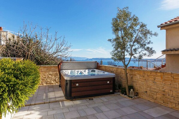 Outdoor spa tub