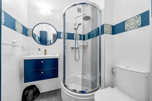 Bathroom with Shower | Book Now with RENTUJEMY.COM