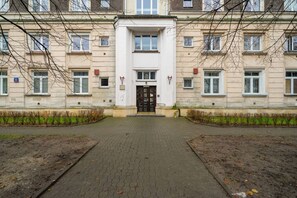 Building Entrance | Book Now with RENTUJEMY.COM
