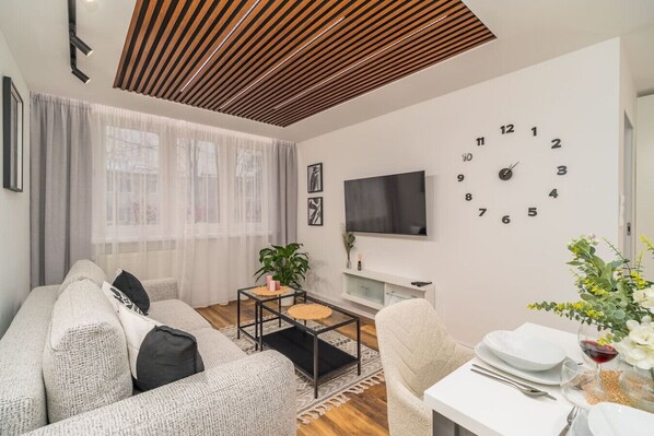 Living room with a Big TV with Smart TV | Book Now with RENTUJEMY.COM