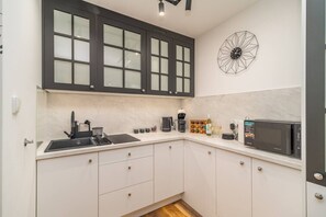 Kitchen with Microwave | Book Now with RENTUJEMY.COM