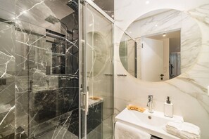 Bathroom | Book Now with RENTUJEMY.COM