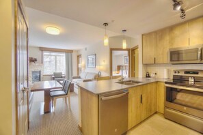 Fully remodelled kitchen 2024 - modern and chic for all your special meals @home
