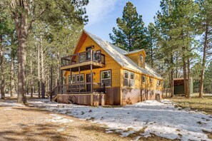2-Story Cabin | Self Check-In | 1 Mi to Angel Fire Resort