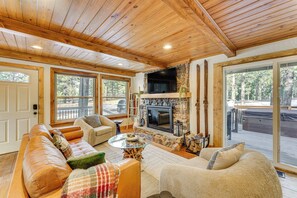 Living Room | 1st Floor | Fireplace | Smart TV | Free WiFi