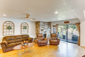 Living Room | Queen Sleeper Sofa | Smart TV | Fireplace | 1st Floor