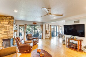 Living Room | Queen Sleeper Sofa | Smart TV | Fireplace | 1st Floor