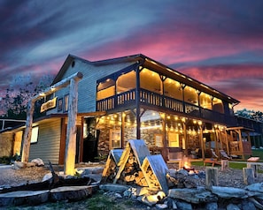 Rocky Ridge Lodge- 5 bedroom, sleeps 22, pool table/game room