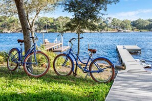 We've added 4 bikes for guests to use for a quick cruise to the beach, watch a game at The Big Chill or cruise along 30A.  