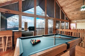 Keep everyone entertained: pool table,  jenga, and a fun arcade for the kids!