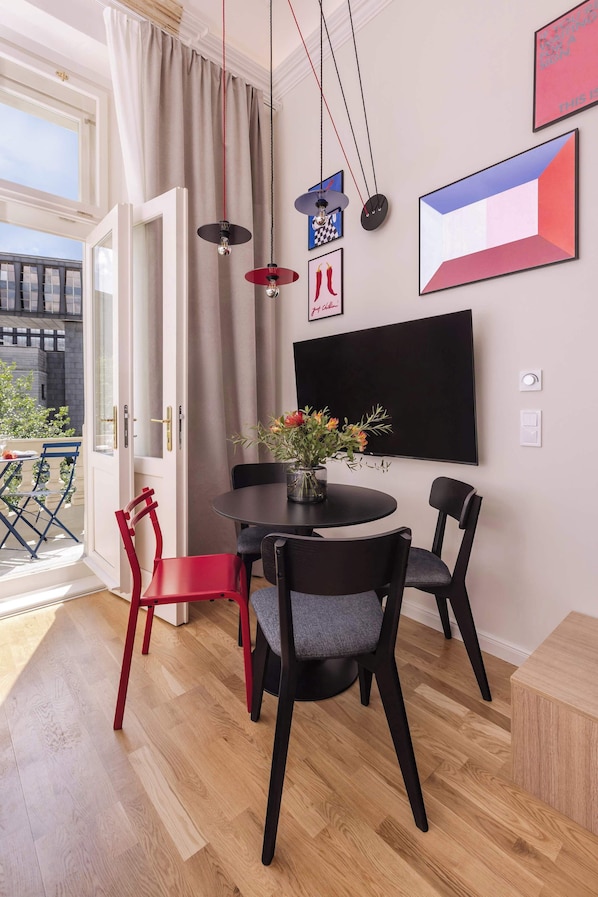 Sitting area with TV with Netflix