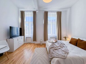 Queen size bed and TV with Netflix