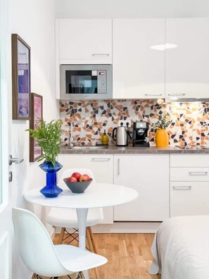 Fully equipped kitchen with a dinning area