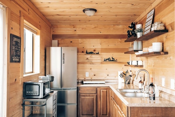 Well-Equipped Kitchen: Unleash your inner chef in our fully equipped kitchen, featuring modern appliances and all the cooking essentials you need.