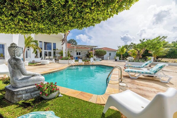 Relax and unwind in this peaceful villa with a private pool. Perfect for sunbathing, swimming, and enjoying the beautiful outdoors.