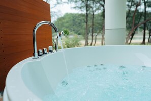 Outdoor spa tub