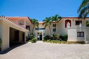 Mesmerizing ocean-front villa with sea-side jacuzzi and fire pit (4857)