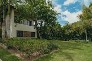 Large ocean view property with golf cart, heated pool and jacuzzi (5143)