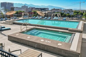 Year round Heated Pool and Hot Tub!