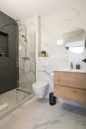 En-suite bathroom - stylish and calming interior in the bathroom with various amenities at your disposal