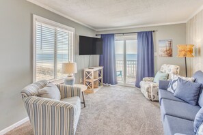 Living Room | Full Sleeper Sofa | Smart TV | Free WiFi | Central A/C & Heating